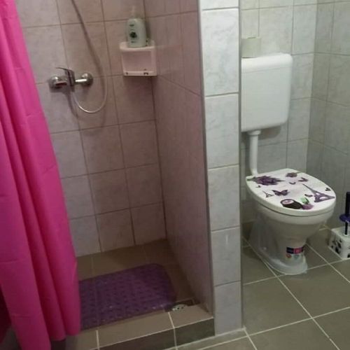 Camera cvadrupla cu baie cu bucătărie proprie