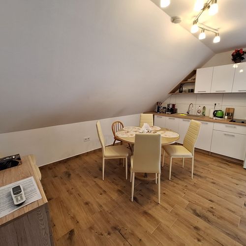 Apartament la etaj cu aer condiționat pentru 4 pers. (se inchirieaza doar integral) (se poate solicita pat suplimentar)