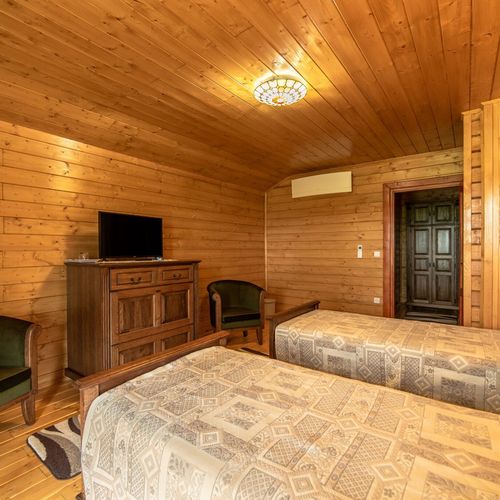 Camera tripla la etaj cu panoramă