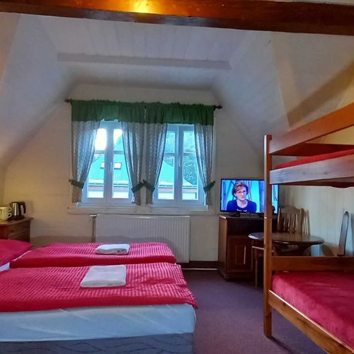 Camera cvadrupla cu duș