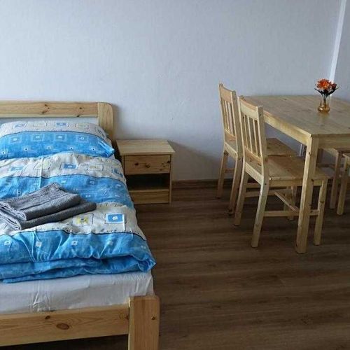 Pokoj se sprchou s privátní koupelnou mimo apartmán pro 6 os. (s možností přistýlky)