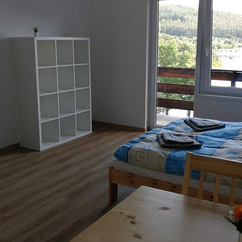 Pokoj s privátní koupelnou mimo apartmán pro 3 os. na přízemí