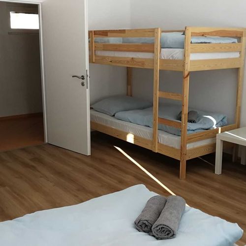 Pokoj s privátní koupelnou mimo apartmán pro 4 os. na přízemí