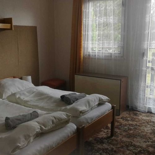 Pokoj se sprchou s privátní koupelnou mimo apartmán pro 5 os. (s možností přistýlky)