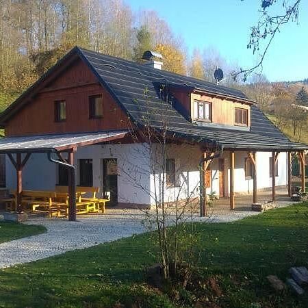 Chalupa (jako celek) se sprchou s privátní koupelnou mimo apartmán pro 9 os. (s možností přistýlky)