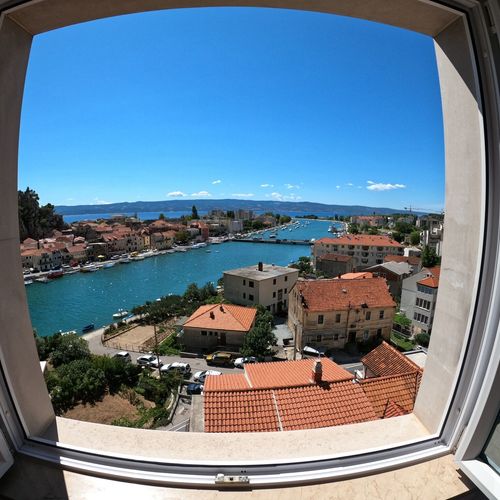 Camera dubla cu vedere spre mare cu vedere spre oraș (se poate solicita pat suplimentar)