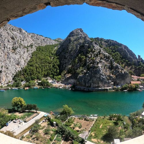 Camera dubla cu balcon cu vedere parțială spre mare