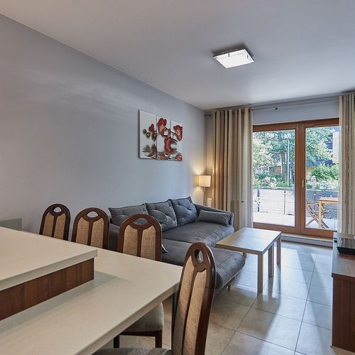 Apartament la parter cu balcon cu 2 camere pentru 4 pers.