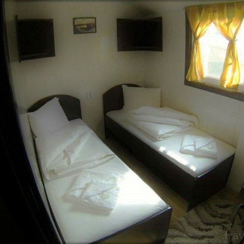 Camera twin cu vedere spre râu