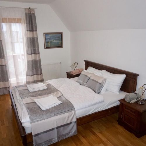 Apartament întreaga unitate cu vedere spre lac pentru 6 pers. (se inchirieaza doar integral)