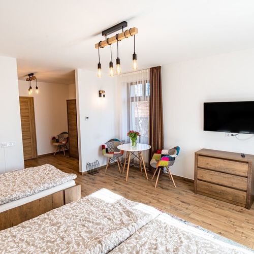 Apartament standard întreaga unitate cu 6 camere pentru 15 pers.
