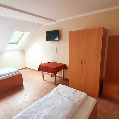Apartman s terasou s privátní koupelnou mimo apartmán pro 6 os. se 2 ložnicemi