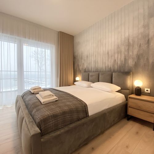 Apartament deluxe cu vedere spre lac cu 2 camere pentru 4 pers.