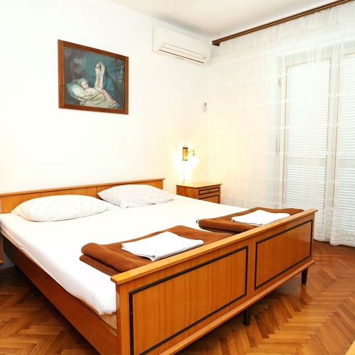 Apartament cu aer condiționat cu balcon cu 2 camere pentru 4 pers. A-3157-g