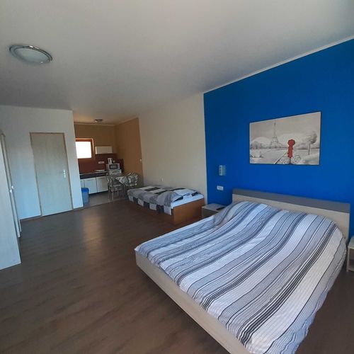 Pokoj s balkónem s privátní koupelnou mimo apartmán pro 4 os. (s možností přistýlky)