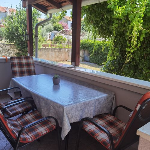 Apartament 4-osobowy z klimatyzacją z tarasem z 1 pomieszczeniem sypialnianym A-18810-b