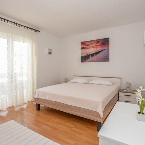 Apartman s klimatizací s terasou pro 5 os. se 2 ložnicemi A-18848-b