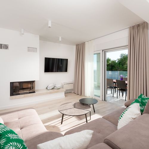 Apartament 6-osobowy z klimatyzacją z tarasem z 2 pomieszczeniami sypialnianymi A-19144-d