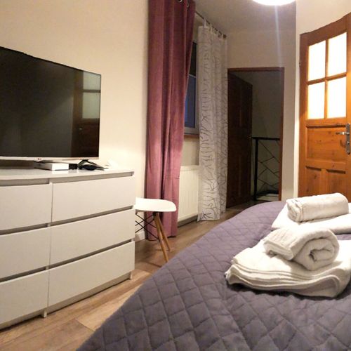 Camera dubla la mansardă cu vedere spre grădină