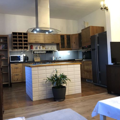 Apartament la parter cu bucătărie proprie cu 2 camere pentru 4 pers.