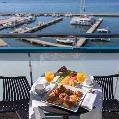 Camera dubla la etaj cu vedere spre mare (se poate solicita pat suplimentar)