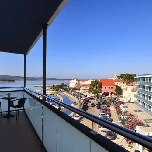 Suita cu vedere spre mare cu 2 camere pentru 3 pers. (se poate solicita pat suplimentar)