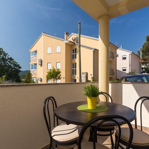 Apartman s klimatizací s terasou pro 4 os. se 2 ložnicemi A-19355-a