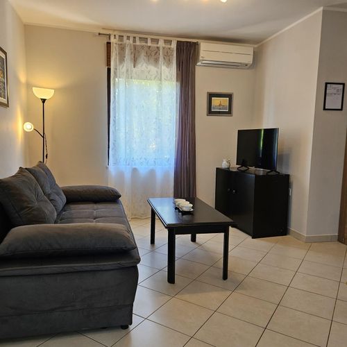 Apartament 4-osobowy z klimatyzacją z balkonem z 1 pomieszczeniem sypialnianym A-19389-d