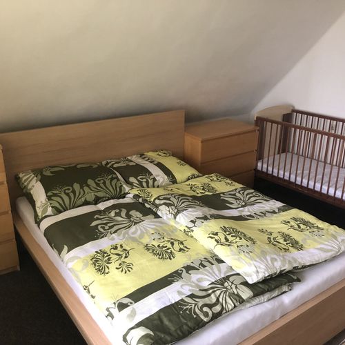 Apartament la mansardă cu aer condiționat cu 2 camere pentru 6 pers. (se poate solicita pat suplimentar)