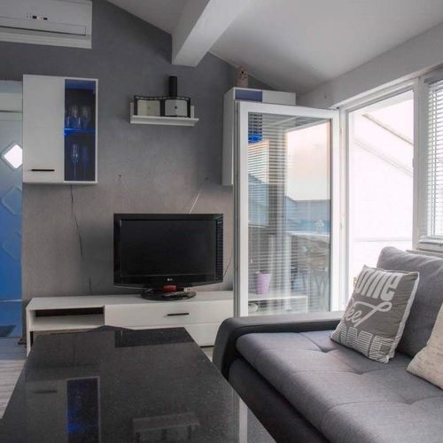 Apartament la etaj cu vedere spre mare cu 3 camere pentru 7 pers.
