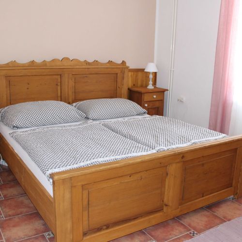 Camera dubla cu duș cu chicinetă comună