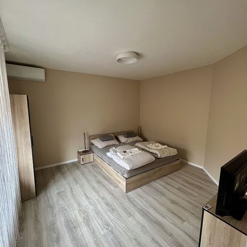 Apartament la parter cu vedere spre curte cu 1 camera pentru 2 pers. (se poate solicita pat suplimentar)
