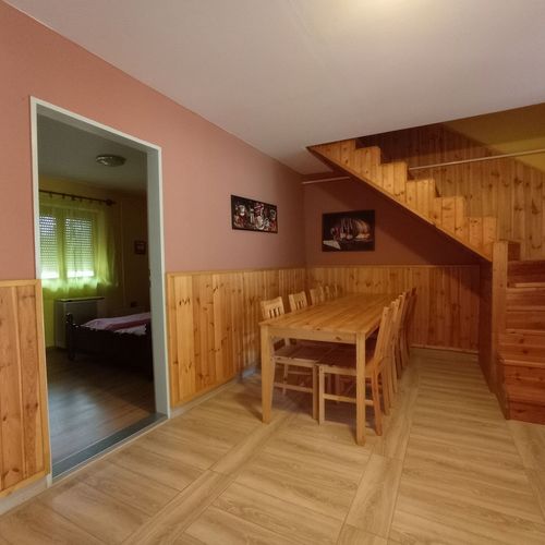 Apartament familial(ă) la parter pentru 4 pers. (se inchirieaza doar integral) (se poate solicita pat suplimentar)