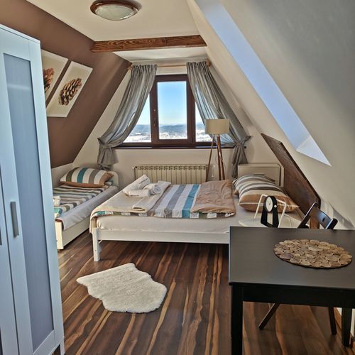 Apartament la mansardă cu vedere spre munte cu 2 camere pentru 5 pers.