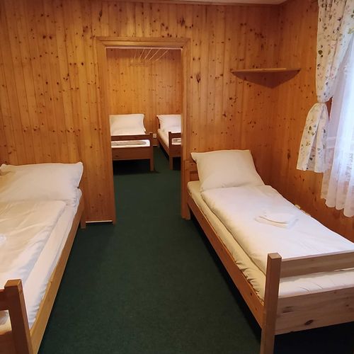 Pokoj se sprchou se společnou kuchyňkou pro 6 os.