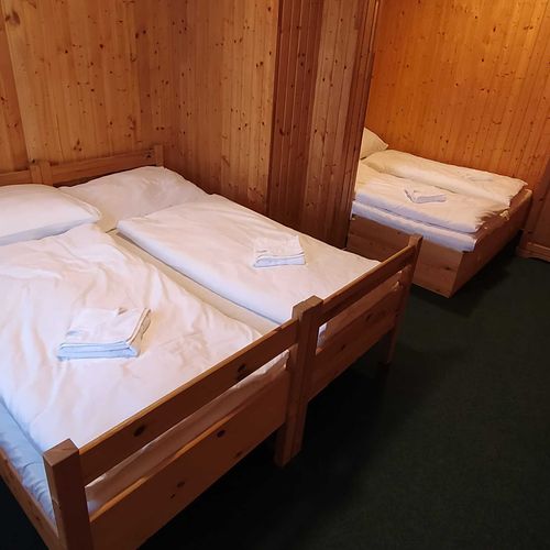 Pokoj se sprchou se společnou kuchyňkou pro 4 os.