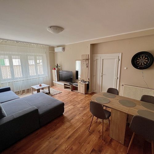 Apartament la parter cu aer condiționat cu 2 camere pentru 6 pers. (se poate solicita pat suplimentar)