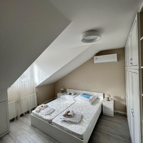 Apartament la mansardă cu aer condiționat cu 2 camere pentru 5 pers. (se poate solicita pat suplimentar)