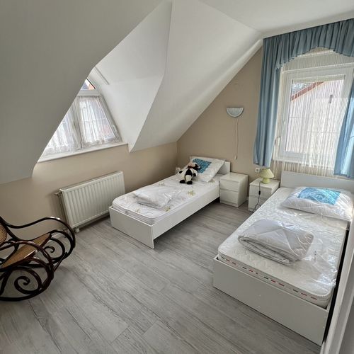 Apartament la mansardă cu aer condiționat cu 2 camere pentru 5 pers. (se poate solicita pat suplimentar)