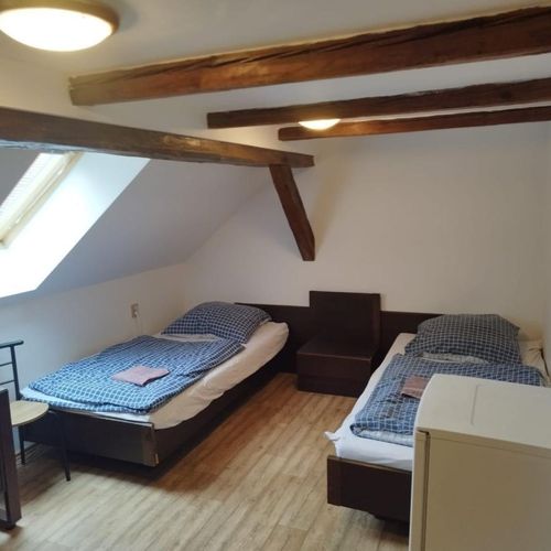 Apartament cu duș cu chicinetă proprie cu 5 camere pentru 12 pers.