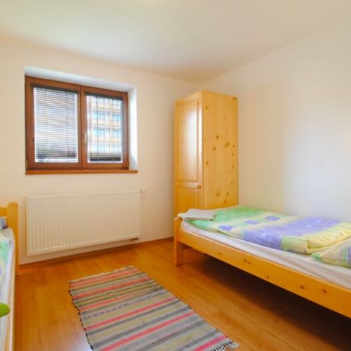 Apartament cu duș cu bucătărie proprie cu 3 camere pentru 7 pers.