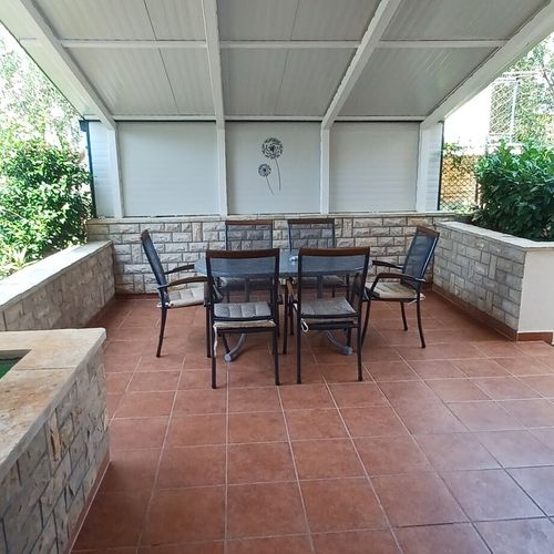Apartman pro 4 os. se 2 ložnicemi s částečným výhledem na moře na přízemí