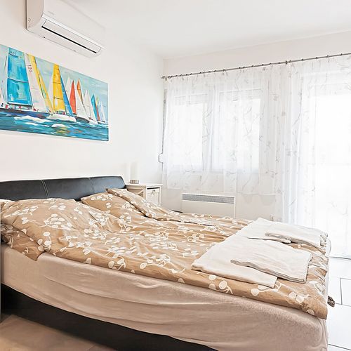 Apartman pro 4 os. se 2 ložnicemi s výhledem na jezero na poschodí