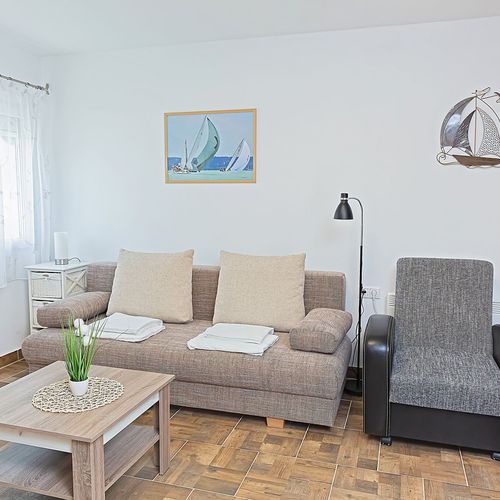 Apartman pro 2 os. s 1 ložnicí s výhledem do dvora na poschodí
