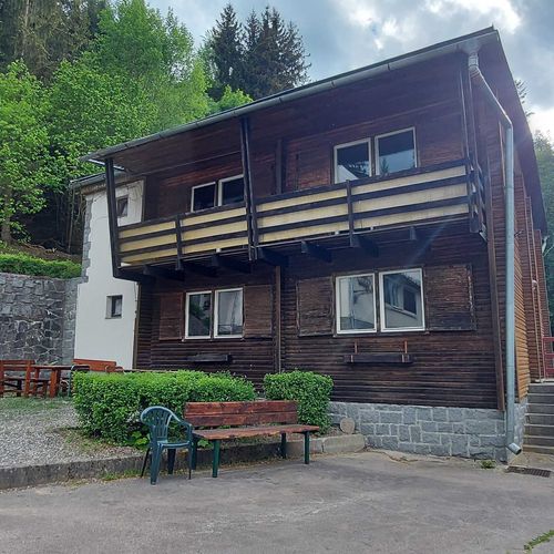 Chata cu balcon cu baie comună pentru 2 pers. (se inchirieaza doar integral) (se poate solicita pat suplimentar)