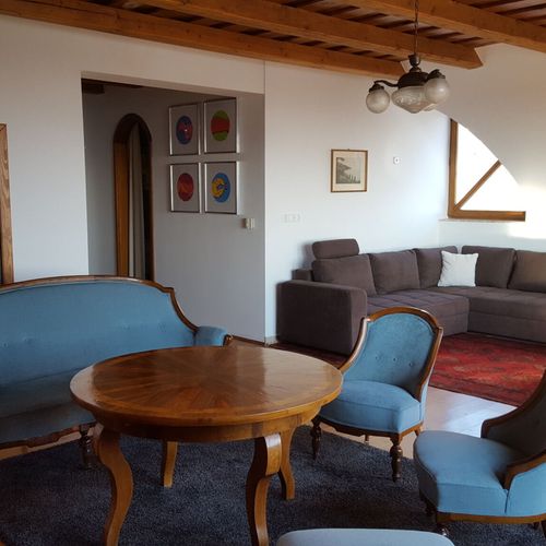 Apartman pro 5 os. se 3 ložnicemi s výhledem na jezero na poschodí