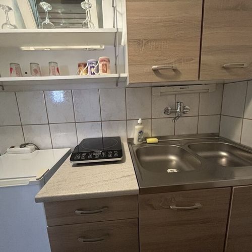 Apartament la parter cu vedere spre grădină pentru 2 pers. (se inchirieaza doar integral) (se poate solicita pat suplimentar)