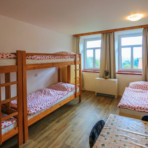 Pokoj se společnou kuchyňkou  pro 5 os.