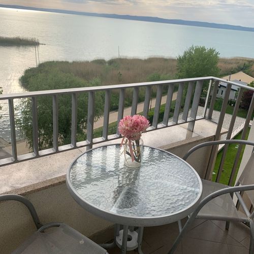 Apartament gold cu vedere spre lac cu 2 camere pentru 4 pers.