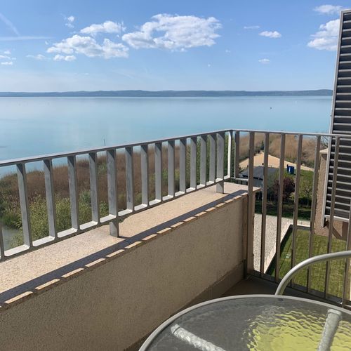 Apartament gold cu vedere spre lac cu 2 camere pentru 4 pers.